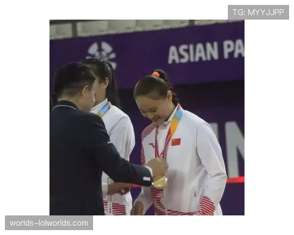 特写:冠军颁奖夜,巴黎队长马尔基尼奥斯与看台上年幼儿子共同捧杯